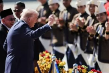 மலேசியாவில் நடனமாடி அசத்திய ட்ரம்ப் ; வைரலாகும் வீடியோ