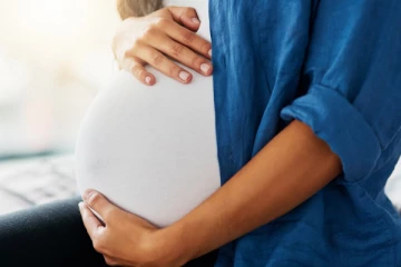 வவுனியாவில் வீதியில் சென்ற கர்ப்பிணி மீது வாள்வெட்டு