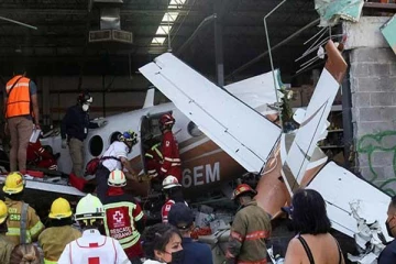 பல்பொருள் அங்காடி மீது விழுந்த  விமானத்தால் ஏற்பட்ட துயரம்