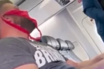 உள்ளாடையை வினோதமாக முகத்தில் அணிந்து வந்த பயணி.... ஆத்திரம் அடைந்த அதிகாரிகள்