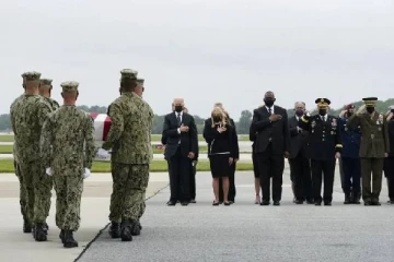 கண்கள் மூடி தலை கவிழ்ந்து...  காபூலில் கொல்லப்பட்ட அமெரிக்க வீரர்கள் உடலுக்கு பைடன் அஞ்சலி