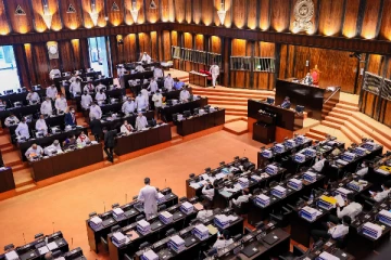 நெருக்கடிகளுக்கு மத்தியில் கூடியது நாடாளுமன்றம்! ஆரம்பமே கூச்சலும் குழப்பமும் - நேரலை..