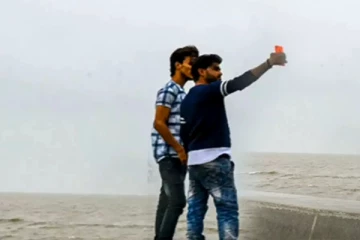 செல்பி புகைப்படத்தால் இளைஞர்கள் இருவருக்கு நேர்ந்த விபரீதம்