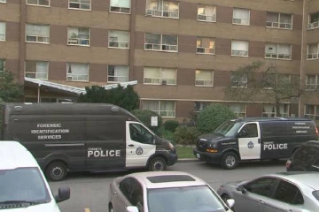 கனடாவில் பெற்றோரின் சடலம் அருகில் கத்திக்குத்து காயங்களுடன் காணப்பட்ட மகன்