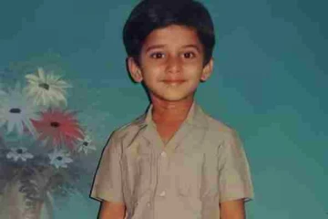 Pan Indian நடிகராக வலம்வரும் இந்த சிறுவயது புகைப்படத்தில் இருக்கும் நடிகர் யார் தெரிகிறதா?