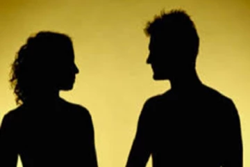 மகன் பைக்கில் மருமகளோடு எஸ்கேப் ஆன மாமனார் - கதறிய கணவன்