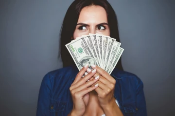 தெரியாமகூட யாருக்கும் இந்த பொருளை கொடுத்துராதீங்க! துரதிர்ஷ்டம் வீடு தேடி வந்து துரத்தி துரத்தியடிக்குமாம்?