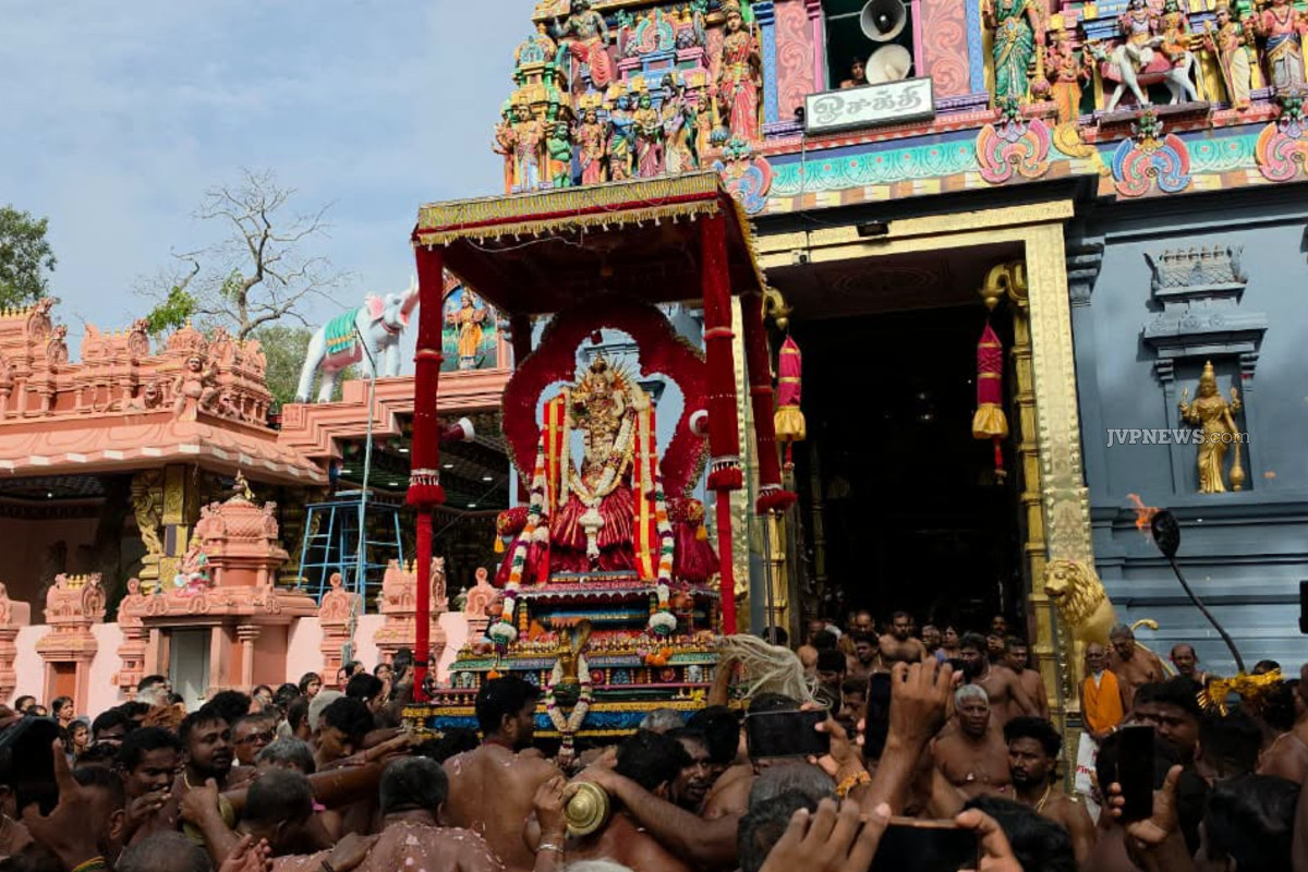 யாழ்ப்பாணம் தெல்லிப்பழை துர்க்காதேவி இரதோற்சவம் ; அலைகடலென குவிந்த பக்தர்கள் கூட்டம்! | Thellippalai Durga Devi Chariot Festival