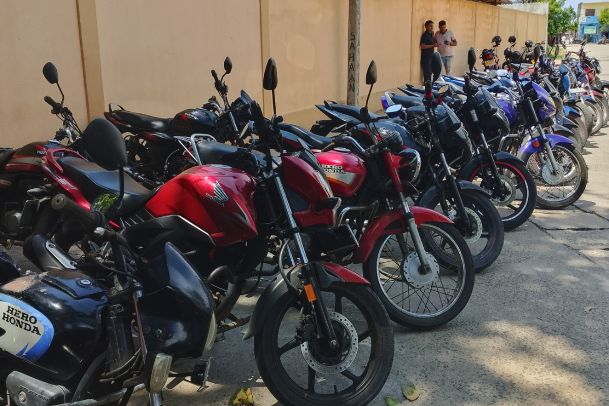 தமிழர் பகுதியில் பொலிஸாரின் அதிரடி ; கைப்பற்றப்பட்ட 33க்கும் மேற்பட்ட மோட்டார் சைக்கிள்கள் | Police Launch Special Crackdown In Tamil Area தமிழர் பகுதியில் பொலிஸாரின் அதிரடி ; கைப்பற்றப்பட்ட 33க்கும் மேற்பட்ட மோட்டார் சைக்கிள்கள் | Police Launch Special Crackdown In Tamil Area