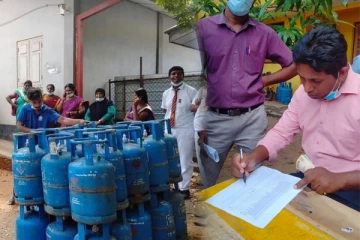 வவுனியாவில் ஆசிரியர்களுக்கு பாடசாலையில் எரிவாயு விநியோகம் (Photos)