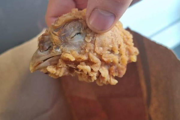 KFC-யில் ஆர்டர் செய்த பெண்ணுக்கு காத்திருத்த அதிர்ச்சி! பிரித்தானியாவில் சம்பவம் | United Kingdom Twickenham Kfc Shop Wings Meal Girl