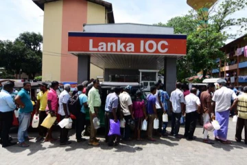 எரிபொருள் நிரப்பு நிலையங்களில் ஏற்பட்டுள்ள பதற்ற நிலை