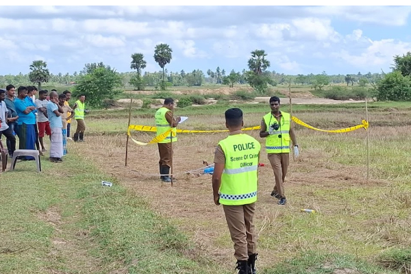 வயல்வெளியில் ஆடையின்றி கிடந்த சடலத்தால் பரபரப்பு | Shock As Unclothed Body Found In Paddy Field