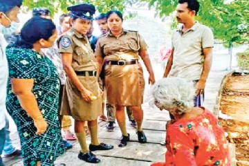 பாணந்துறை நகரில் கைவிடப்பட்ட வயதான பெண்மணி