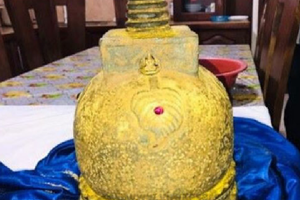 கலசம் ஒன்றை 100 கோடி ரூபாவுக்கு விற்பனை செய்தவரை மடக்கிய பொலிஸார்! | Sold A Casket For 100 Crore Rupees