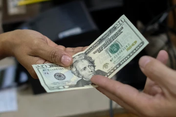 கீழே கிடைத்த 20 டொலர் மூலம் கோடீஸ்வரர் ஆன அதிர்ஷ்டசாலி