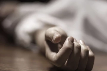 විනෝද චාරිකාවක් ගිය පුද්ගලයෙකුගේ සිරුර ගල්තලාවක පහලින් හමුවෙයි