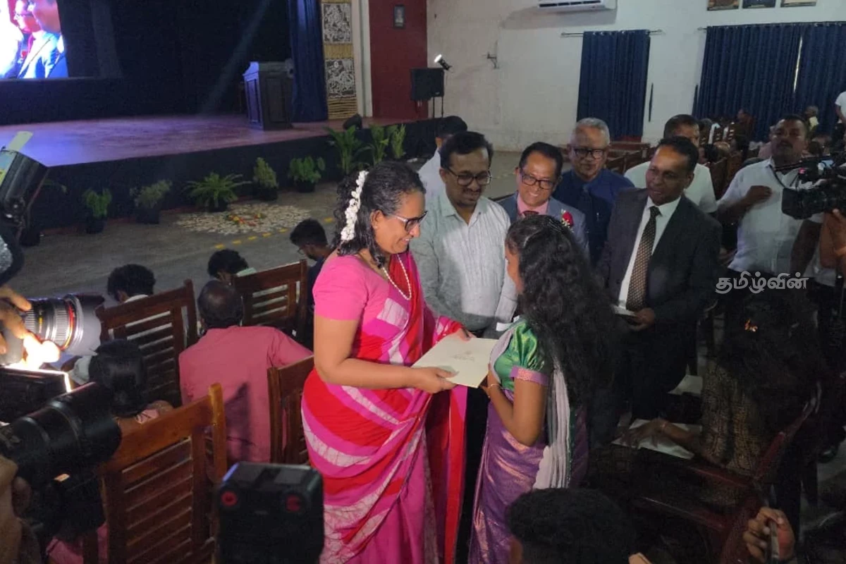 பிரதமர் தலைமையில் மட்டக்களப்பில் மாற்றுத்திறனாளி பல்கலைக்கழக மாணவர்களுக்கு ஊக்குவிப்பு கொடுப்பனவு | Incentive Payments For University Students Pm பிரதமர் தலைமையில் மட்டக்களப்பில் மாற்றுத்திறனாளி பல்கலைக்கழக மாணவர்களுக்கு ஊக்குவிப்பு கொடுப்பனவு | Incentive Payments For University Students Pm