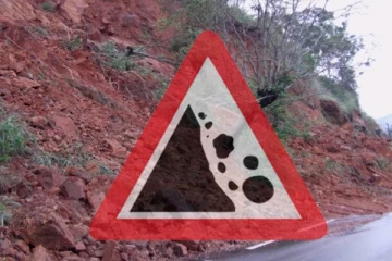 பசறை பகுதியில் மூடப்பட்டுள்ள வீதி-மண்சரிவு அபாய எச்சரிக்கை!