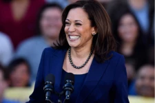 கமலா ஹாரிக்ஷும் கொரோனா தடுப்பூசியை செலுத்திக்கொண்டார்