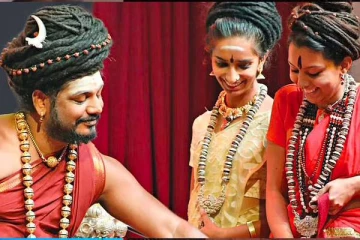 கையை வெச்சுகிட்டு சும்மாவே இருக்க முடியாதா நித்தி? ரஞ்சிதா போதும்னு வெளிநாட்டு பெண்ணிடம்  சில்மிஷம்