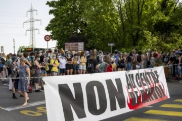 புதிய புகலிடக் கோரிக்கையாளர் மையத்திற்கு ஜெனீவாவில் எதிராக ஆர்ப்பாட்டம்: 100க்கு மேற்பட்டோர் பங்கேற்பு!