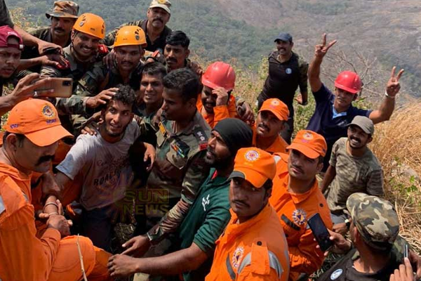 மலை ஏறுகையில் நேர்ந்த விபரீதம்;  இடுக்கில் சிக்கிய இளைஞர்! | Mountain Climbing Disaster