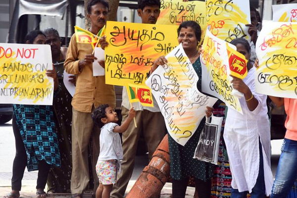 "சிறிலங்கா இராணுவத்தினர் போர்க் குற்றம் புரியவில்லையாம்" - கொழும்பு, மட்டக்களப்பில் சிலர் போராட்டம்(படங்கள்) | Ltte Canada Announcement Srilankan People
