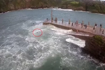 தோழிகள் கண் முன்னே அலையில் அடித்துச் செல்லப்பட்ட சிறுமி: அதிரவைக்கும் ஒரு காட்சி