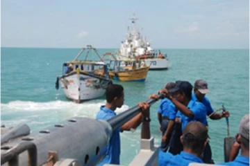 யாழில் இருந்து இந்தியா தப்பிச் செல்ல முயன்ற ஐவர் கடற்படையினரால் கைது