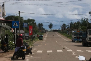 முல்லைத்தீவு வர்த்தக நிலையங்களை திறக்குமாறு இராணுவம், புலனாய்வாளர்கள் கெடுபிடி