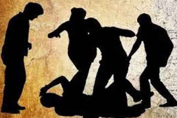 சிறைச்சாலை அதிகாரியை தாக்கிய ஐவர்