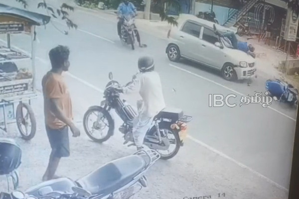 யாழ் தாவடியில் மோட்டார் சைக்கிளும் காரும் மோதி விபத்து | Road Accident In Thavady Jaffna
