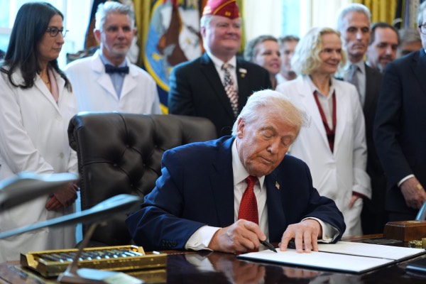 கஞ்சா மீதான கட்டுப்பாடுகளை தளர்த்திய அமெரிக்கா: மருத்துவ அங்கீகாரம் வழங்கிய டிரம்ப் | Trump Easing Restrictions Over Marijuana