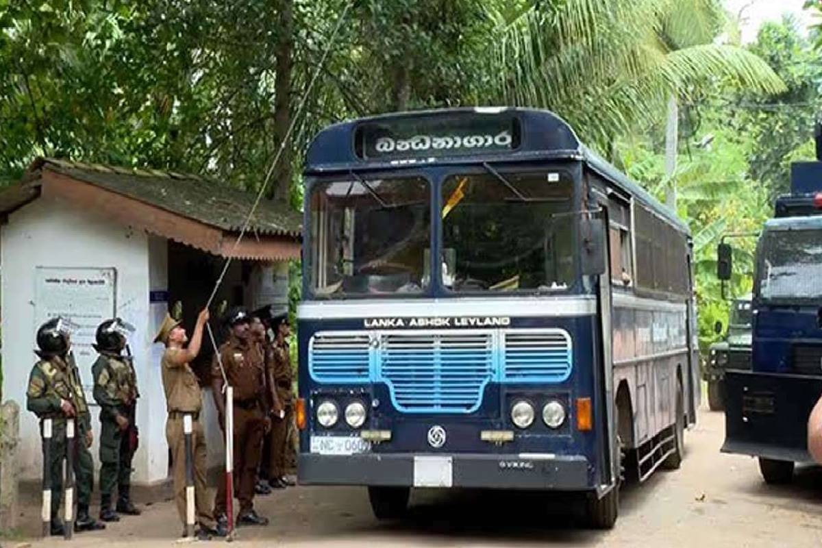 மஹர சிறைக் கைதிகளில் சிலர் பூசா சிறைக்கு மாற்றம் | Somemahara Prison Inmates Transferred Boosa Prison மஹர சிறைக் கைதிகளில் சிலர் பூசா சிறைக்கு மாற்றம் | Somemahara Prison Inmates Transferred Boosa Prison