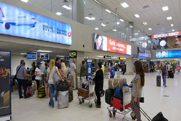 வெளிநாட்டில் இருந்து வந்த இலங்கையர் கைது: சோதனையில் சிக்கிய பெறுமதியான பொருட்கள்! | Trader Arrested With Foreign Cigarettes