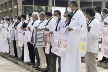 சபை அமர்வை புறக்கணித்து ஐக்கிய மக்கள் சக்தியினர் போராட்டம்!