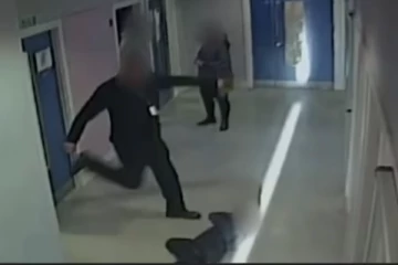 பிரித்தானியாவில் 10 வயது சிறுவனை மிருகத்தனமாக தாக்கிய பொலிஸார்! வெளியான சர்ச்சை வீடியோ