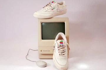 அதிக தொகையில் ஏலத்தில் எடுக்கப்பட்ட ஆப்பிள் ஷூ: எவ்வளவுன்னு தெரியுமா?