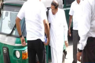 சுதந்திரக்கட்சியின் கூட்டத்திற்கு முச்சக்கரவண்டியில் வந்த முன்னாள் ஜனாதிபதி