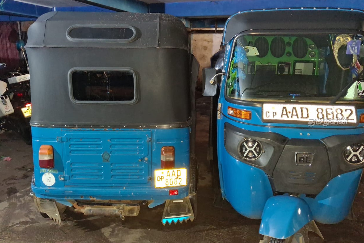 ஒரே இலக்கம் கொண்ட இரு முச்சக்கர வண்டிகள் பொலிஸாரால் பறிமுதல் | Three Wheelers Same Registration Number Seized ஒரே இலக்கம் கொண்ட இரு முச்சக்கர வண்டிகள் பொலிஸாரால் பறிமுதல் | Three Wheelers Same Registration Number Seized