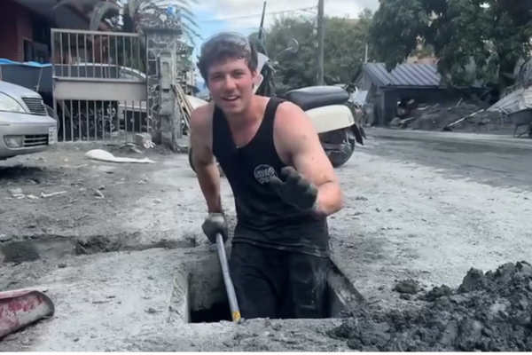 தைவானில் கனடிய இளைஞனின் நெகிழ்ச்சி செயல் | Shovel Superman Alberta Man Uses Vacation To Help
