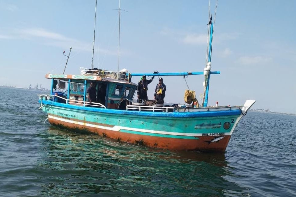 இலங்கை கடல் எல்லைக்குள் நுழைந்த ஐந்து இந்தியர்கள் கைது | 05 Indian Fisher Man Aresst In Sri Lanka