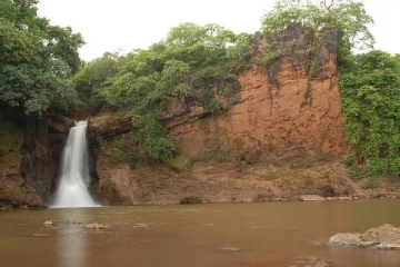 நீர்வீழ்ச்சியில் நீராடச் சென்ற சிறுமிக்கு நேர்ந்த கதி