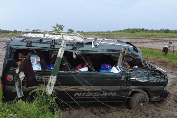 பிக்குகள் சென்ற வாகனம் கோர விபத்து: இருவர் கவலைக்கிடம்! | Bhikkhu Vehicle Accident Two Worried பிக்குகள் சென்ற வாகனம் கோர விபத்து: இருவர் கவலைக்கிடம்! | Bhikkhu Vehicle Accident Two Worried