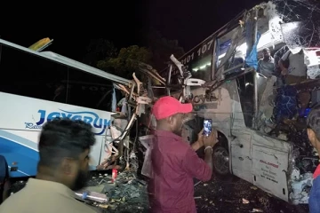 மட்டக்களப்பிலிருந்து கொழும்பு நோக்கிச் சென்ற பேருந்து விபத்து : பலர் வைத்தியசாலையில் அனுமதி