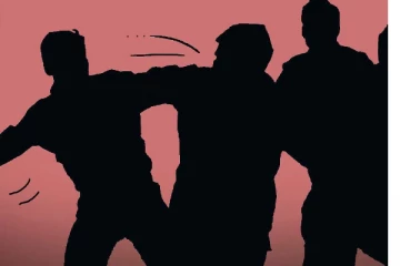 நீ எந்த காலேஜூ?... நடுரோட்டில் மோதிக்கொண்ட கல்லூரி மாணவர்கள்!