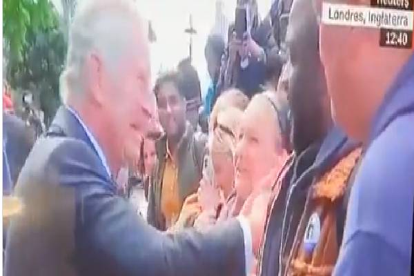 கருப்பின  மனிதரிடம் கை கொடுக்க மறுத்த மன்னர் சார்லஸ்!(Video) | King Charles Refused Hands Black Man