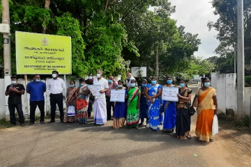 கடற்படையினருக்காக காணி அளவீடு செய்வதற்கு எதிர்ப்புத் தெரிவித்து போராட்டம்