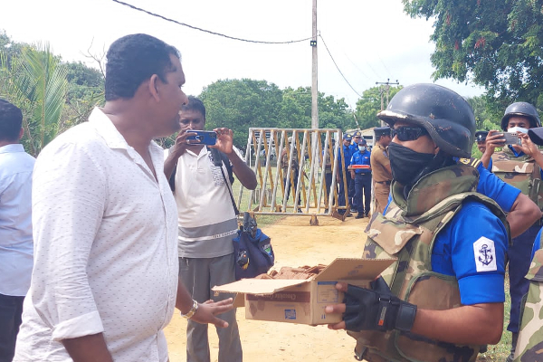 காணிக்கு பதில் பிஸ்கட் மற்றும் குளிர்பானமா; யாழில் மக்கள் ஆவேசம்!(Photos) | Soldiers Give Biscuits Jaffna People Are Obsessed